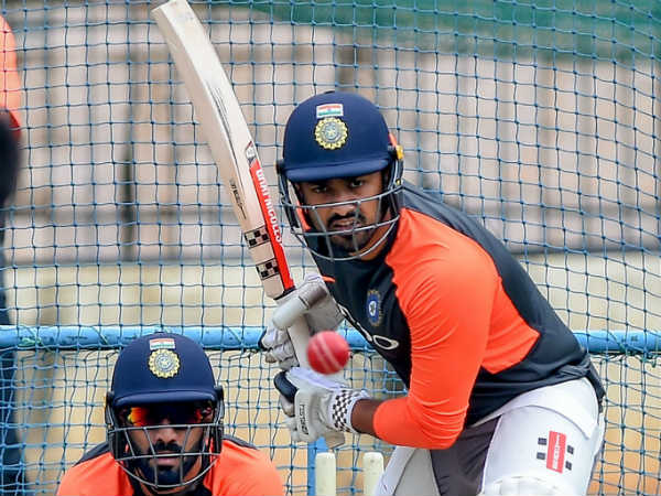 করুণ নায়ারকে বসিয়ে রাখা