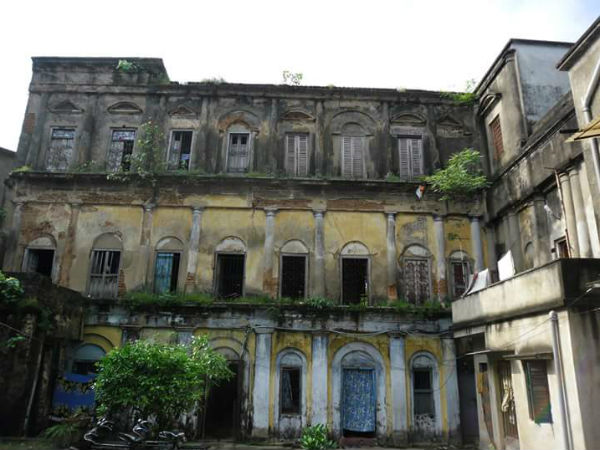 দুই ভিন্ন বংশধরের পুজো পালন 