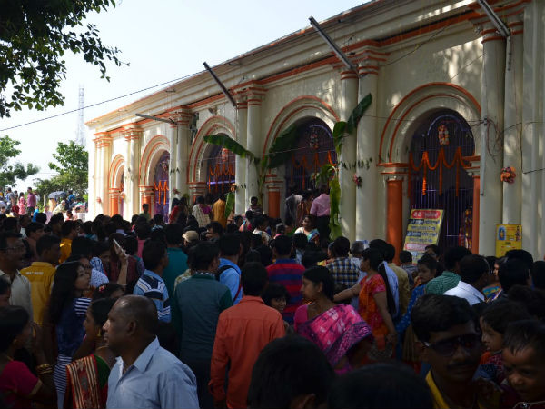 উন্মাদনায় খামতি নেই 