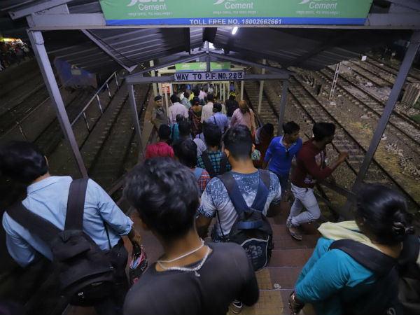 একই সঙ্গে তিনটি ট্রেন প্ল্যাটফর্মে ঢুকে পড়ায় হুড়োহুড়ি, সাঁতরাগাছিতে পদপিষ্ট হয়ে মৃত্যু একই সঙ্গে তিনটি ট্রেন প্ল্যাটফর্মে ঢুকে পড়ায় হুড়োহুড়ি, সাঁতরাগাছিতে পদপিষ্ট হয়ে মৃত্যু