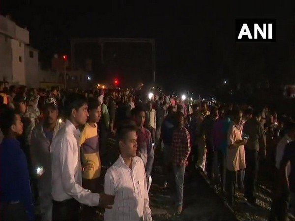 স্থানীয়দের কাঠগড়ায় রেল স্থানীয়দের কাঠগড়ায় রেল