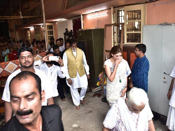 মুম্বইয়ের দুর্গাপুজোয় সস্ত্রীক আমিতাভ, দেখুন ছবি