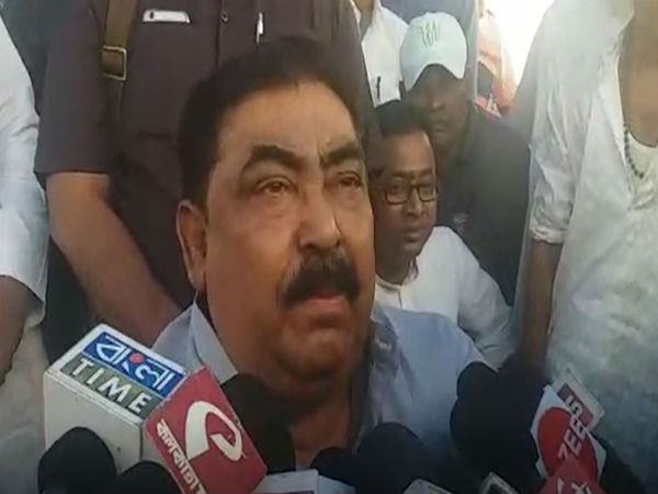 অমিত শাহের রথযাত্রা ফালতু! জমিতে পাঁচন দেওয়া শুরু, আর যা বললেন অনুব্রত, দেখুন ভিডিও অমিত শাহের রথযাত্রা ফালতু! জমিতে পাঁচন দেওয়া শুরু, আর যা বললেন অনুব্রত, দেখুন ভিডিও