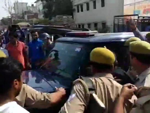 বিজেপি নেতার পাশে কর্মী-সমর্থকরা বিজেপি নেতার পাশে কর্মী-সমর্থকরা