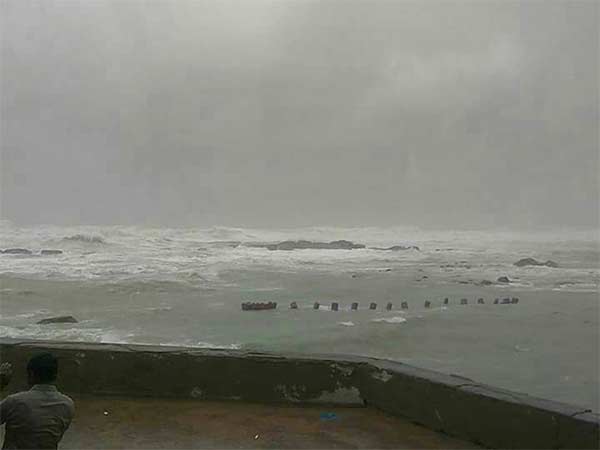 ‘তিতলি’র গতিতে বিপদ দেখছে প্রশাসন