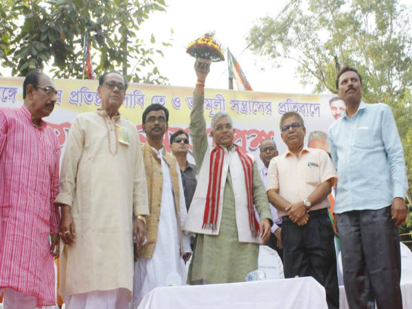 খুনে বাধ্য করবেন না! ২০১৯-এ একটা সাটার নামবে, আর যা বললেন দিলীপ ঘোষ, দেখুন ভিডিও খুনে বাধ্য করবেন না! ২০১৯-এ একটা সাটার নামবে, আর যা বললেন দিলীপ ঘোষ, দেখুন ভিডিও