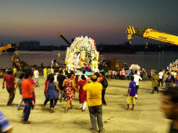 পুলিশ-পুরসভার কড়া প্রহরায় প্রতিমা নিরঞ্জন গঙ্গার ঘাটে পুলিশ-পুরসভার কড়া প্রহরায় প্রতিমা নিরঞ্জন গঙ্গার ঘাটে