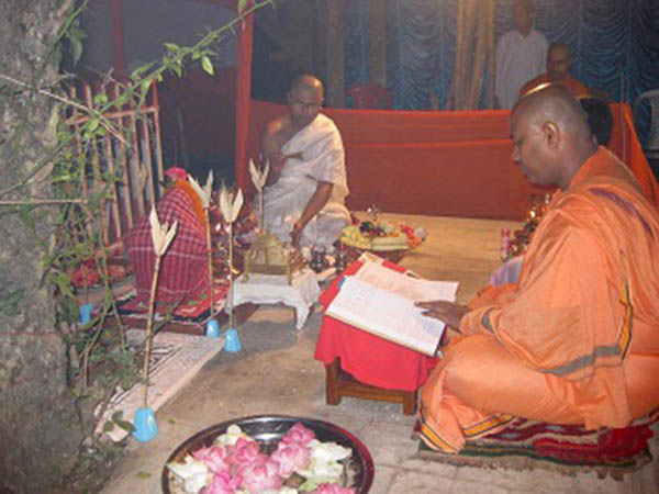 হালদার পুকুরে নবপত্রিকা স্নান