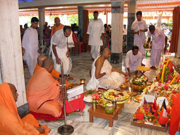 প্রতিমাকে নিবেদন করা হয় মহাপ্রসাদ