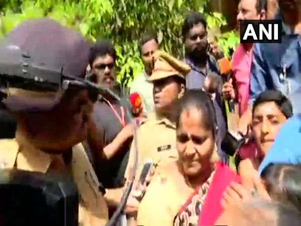 সর্বোচ্চ আদালতের রায়ের পরেও মহিলাদের ঢুকতে বাধা মোদীর দলের! ব্যাপক উত্তেজনা সবরিমালায় সর্বোচ্চ আদালতের রায়ের পরেও মহিলাদের ঢুকতে বাধা মোদীর দলের! ব্যাপক উত্তেজনা সবরিমালায়