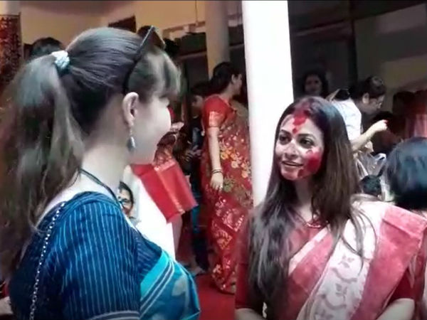 বিজয়া দশমীতে মল্লিকবাড়িতে কোয়েল বিজয়া দশমীতে মল্লিকবাড়িতে কোয়েল