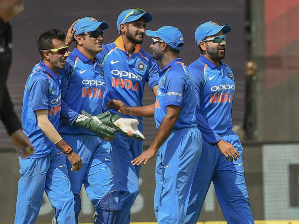 ৩০০ রানেরও কমে ওয়েস্ট ইন্ডিজ ইনিংস বেঁধে রাখল ভারত ৩০০ রানেরও কমে ওয়েস্ট ইন্ডিজ ইনিংস বেঁধে রাখল ভারত