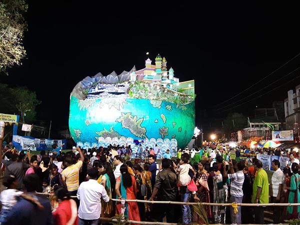 আস্ত একটা পৃথিবী নেমে এসেছে