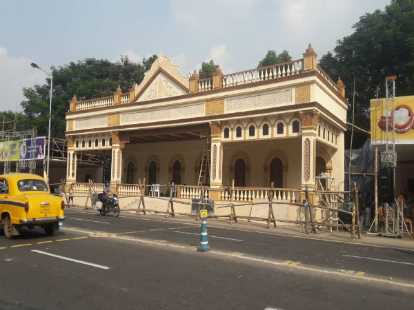 রাজবাড়ির অলিন্দের আদলে তৈরি মূল মঞ্চ