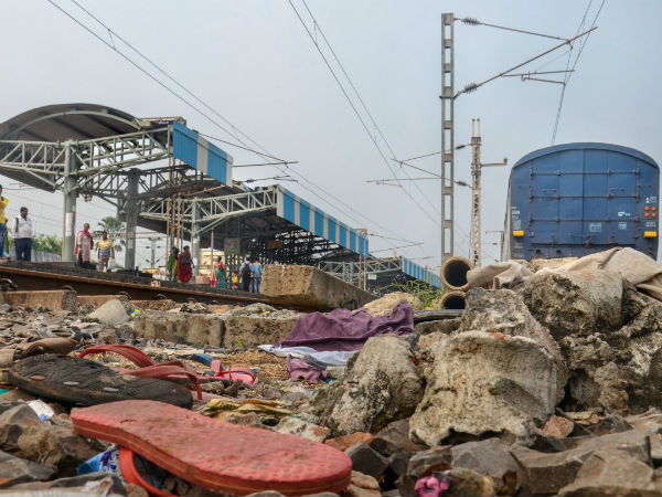 রেলের কর্তারা বোকা কালীদাস! সাঁতরাগাছি রেল স্টেশনের পদপিষ্টে চাঞ্চল্যকর মোড় রেলের কর্তারা বোকা কালীদাস! সাঁতরাগাছি রেল স্টেশনের পদপিষ্টে চাঞ্চল্যকর মোড়