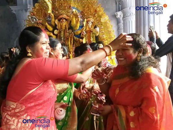  রীতি মেনে বিজয়া