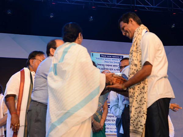 স্টিং-অপারেশনে স্কুল দুর্নীতির পর্দা ফাঁস স্টিং-অপারেশনে স্কুল দুর্নীতির পর্দা ফাঁস