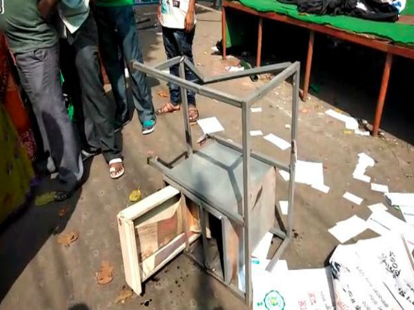 মমতার দলের কাউন্সিলরের তাণ্ডব! পাল্টা প্রতিরোধে যা অবস্থা হল, দেখুন ভিডিও মমতার দলের কাউন্সিলরের তাণ্ডব! পাল্টা প্রতিরোধে যা অবস্থা হল, দেখুন ভিডিও