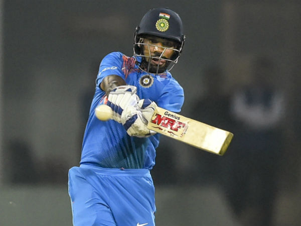 পায়ের তলায় মাটি পেলেন শিখর ধাওয়ান পায়ের তলায় মাটি পেলেন শিখর ধাওয়ান