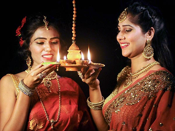 দীপান্বিতা কালীপুজোয় ক'টি প্রদীপ প্রয়োজন? দীপান্বিতা কালীপুজোয় ক'টি প্রদীপ প্রয়োজন?