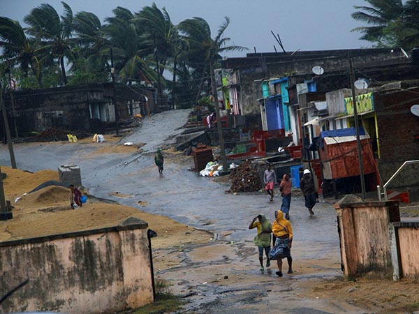 ঘূর্ণিঝড়ের বেগ ঘন্টায় ৮০ থেকে ৯০ কিমি
