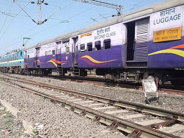 দিল্লি থেকে যাত্রা শুরু দিল্লি থেকে যাত্রা শুরু