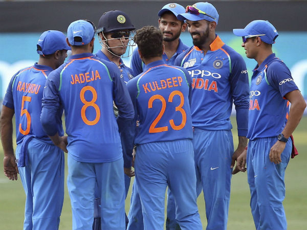 অধিনায়ক হিসাবে আরও একবার ধোনি অধিনায়ক হিসাবে আরও একবার ধোনি