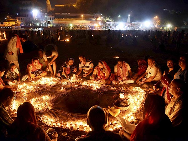 প্রদীপ দানের রীতি প্রদীপ দানের রীতি