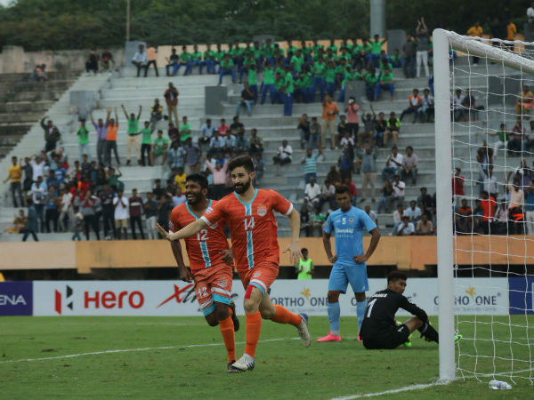 স্যান্ড্রোর চোখ-ধাঁধানো ফ্রিকিক