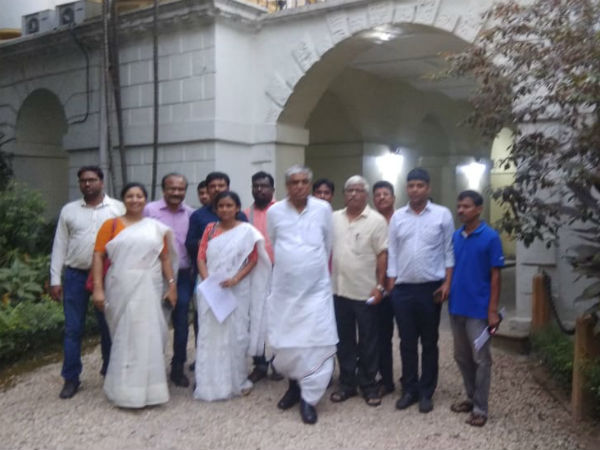 পুলিশি ধরপাকড়ের প্রতিবাদে শিক্ষকরা পুলিশি ধরপাকড়ের প্রতিবাদে শিক্ষকরা