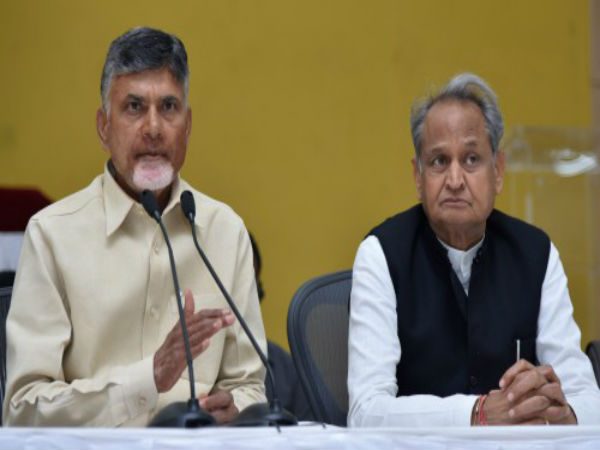 নাইডুর সঙ্গে গেহলট নাইডুর সঙ্গে গেহলট