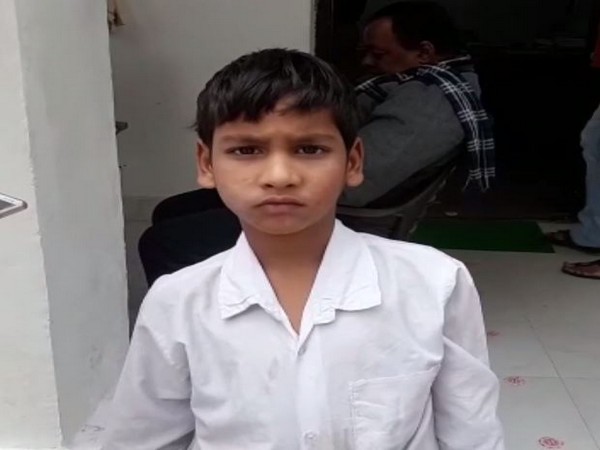 শরীর খারাপে ক্লাসেই বমি! যোগী রাজ্যে ছাত্রের যা দশা হল স্কুলে শরীর খারাপে ক্লাসেই বমি! যোগী রাজ্যে ছাত্রের যা দশা হল স্কুলে