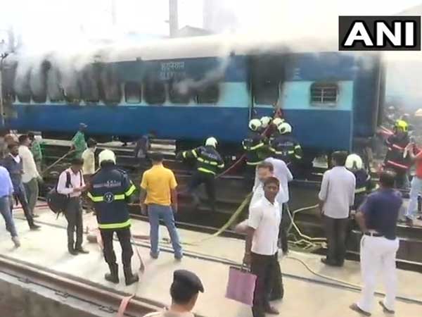 ঝাঁসিতে ট্রেনে আগুন ঝাঁসিতে ট্রেনে আগুন