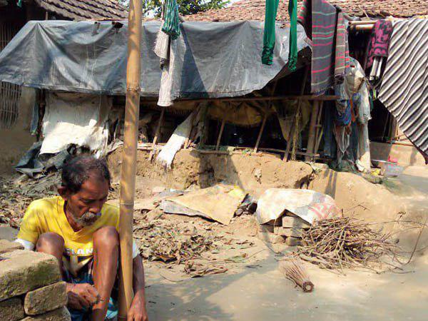 উঠোনে শেকল বাঁধা স্বামী, চিকিৎসার খরচ জোগাতে ৬০ বয়সে পরিচারিকা হলেন অলোকা উঠোনে শেকল বাঁধা স্বামী, চিকিৎসার খরচ জোগাতে ৬০ বয়সে পরিচারিকা হলেন অলোকা
