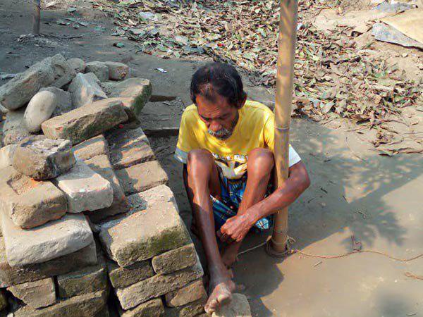 উঠোনে শেকল বাঁধা স্বামী, চিকিৎসার খরচ জোগাতে ৬০ বয়সে পরিচারিকা হলেন অলোকা উঠোনে শেকল বাঁধা স্বামী, চিকিৎসার খরচ জোগাতে ৬০ বয়সে পরিচারিকা হলেন অলোকা