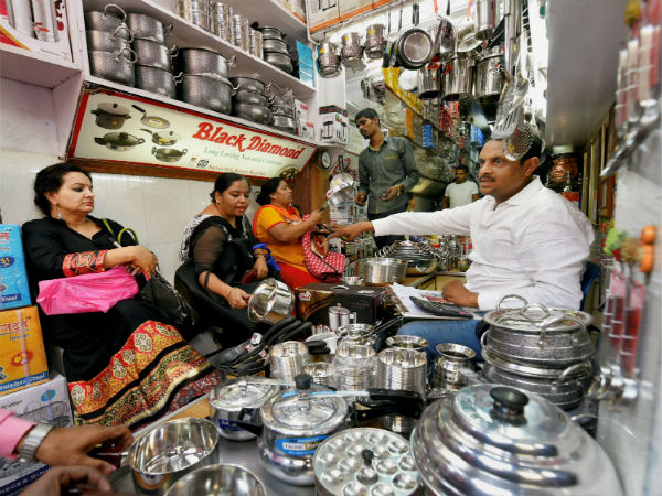  মা-লক্ষ্মী ও কুবেরকে ঘি সহযোগে দীপদান 