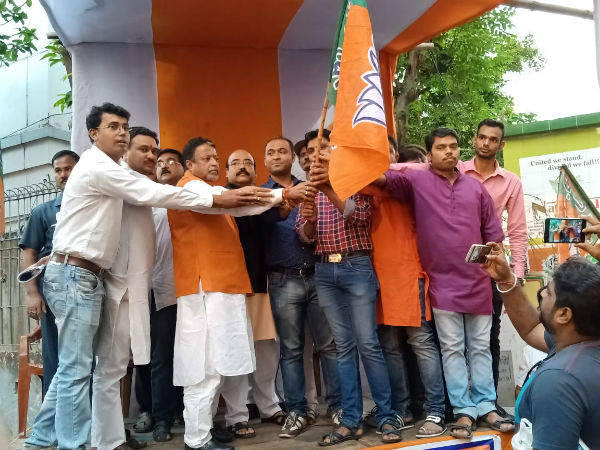 কর্মীদের হাতে পতাকা মুকুল রায়ের