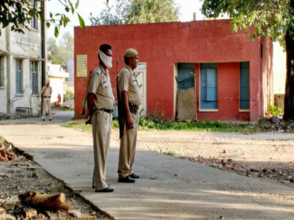 ১৩ নভেম্বর গাড়ি ছিনতাই ১৩ নভেম্বর গাড়ি ছিনতাই