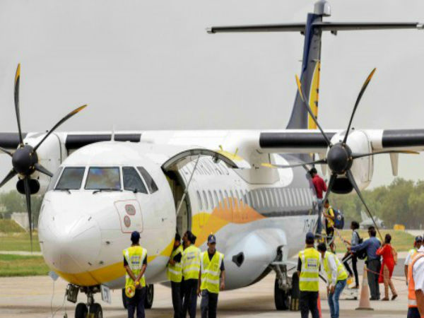 বিমান ভাড়া কমানোর দাবি