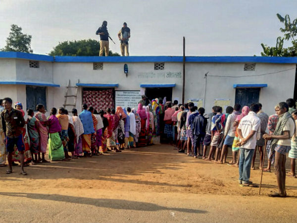 হুমকি অগ্রাহ্য করে ভোট হুমকি অগ্রাহ্য করে ভোট