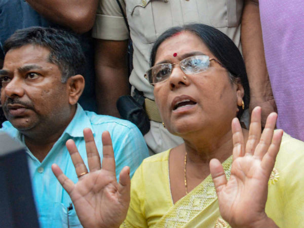 মঞ্জু বর্মার বাড়িতে কার্তুজ মঞ্জু বর্মার বাড়িতে কার্তুজ