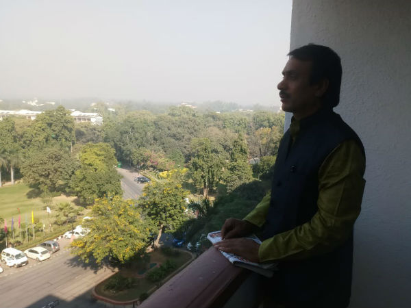 ভোরের দিল্লি-র প্রেক্ষাপটে নিজেকে ঝালিয়ে নিলেন 