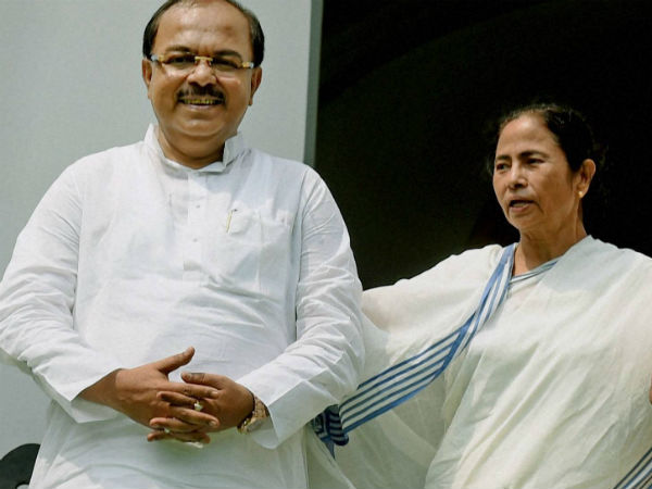 মমতা বাড়িতে ভাইফোঁটার আসরে শোভন মমতা বাড়িতে ভাইফোঁটার আসরে শোভন