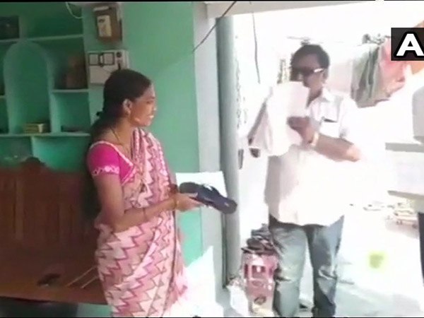 ইস্তাহার আর জুতো বিলি প্রার্থীর ইস্তাহার আর জুতো বিলি প্রার্থীর