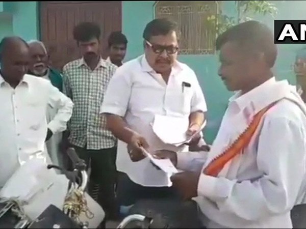 জুতো পেটা খেতেও দ্বিধা নেই জুতো পেটা খেতেও দ্বিধা নেই
