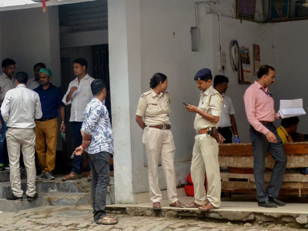 পুলিশকে তুলোধোনা পুলিশকে তুলোধোনা