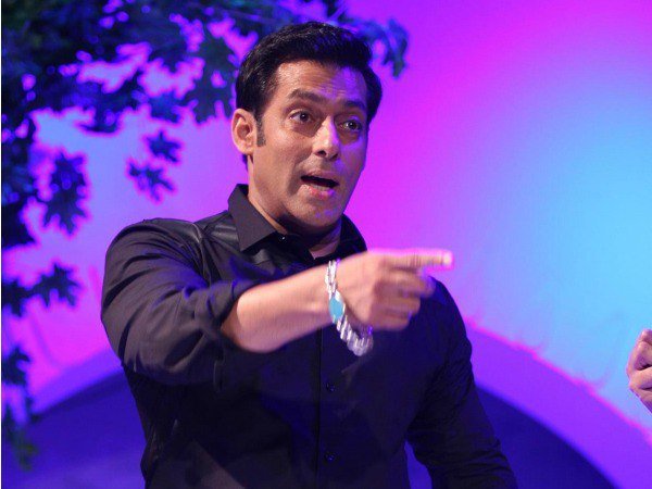 ফোনে সলমনকে 'খুনের হুমকি' শাহরুখের ফোনে সলমনকে 'খুনের হুমকি' শাহরুখের