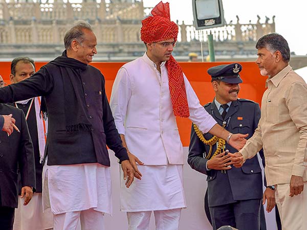 সমর্থনেও গরহাজির কেন মায়াবতী-অখিলেশ