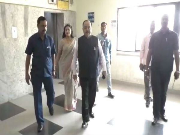 বান্ধবীকে নিয়ে আদালতে হাজিরা বান্ধবীকে নিয়ে আদালতে হাজিরা