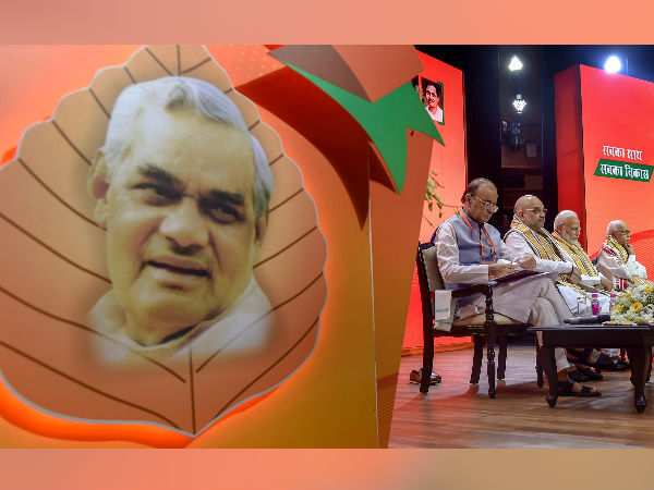 বাজপেয়ীর মন্ত্রী মোদীর সমালোচক বাজপেয়ীর মন্ত্রী মোদীর সমালোচক